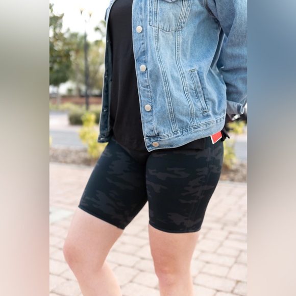 SPANX lamn bike short, black camo size M , NWT - Picture 2 of 5